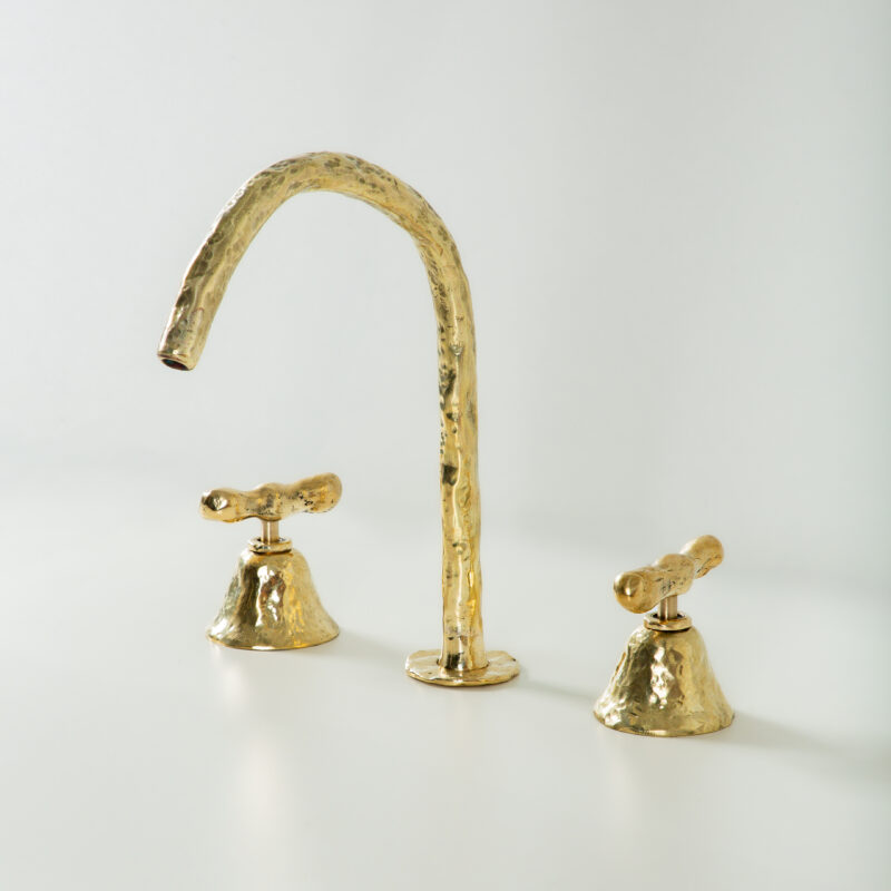 Countertop Faucet With Hot and Cold Valves